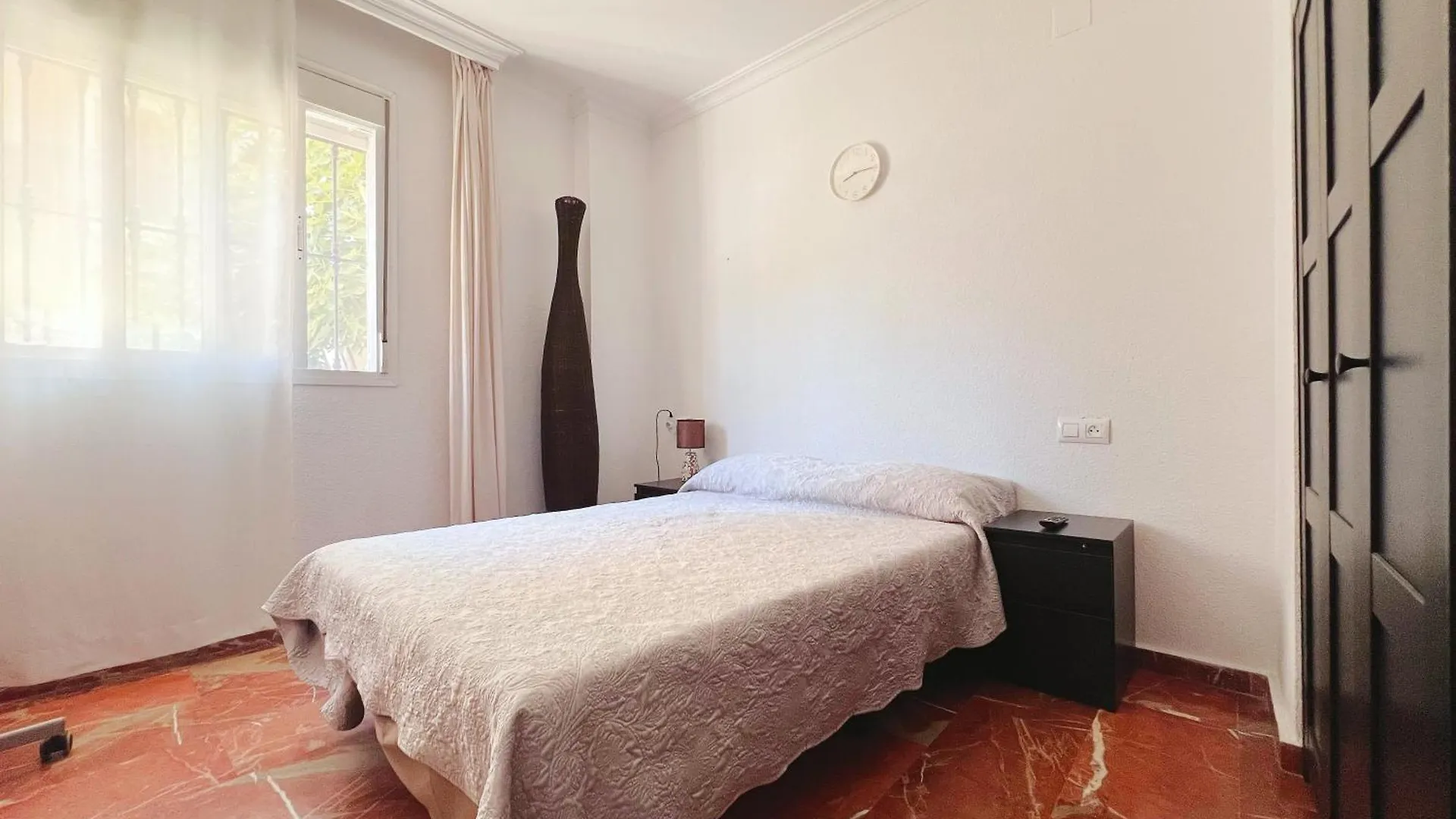 Vivienda La Merced contacts